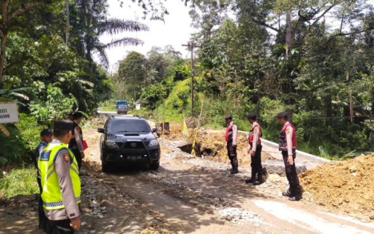 Guna mengantisipasi kemacetan, Sat Samapta Polres Tapanuli Selatan (Tapsel) Patroli ke Desa Bulu Payung, Kecamatan Sipirok, pada Rabu (3/5/2023) pagi.