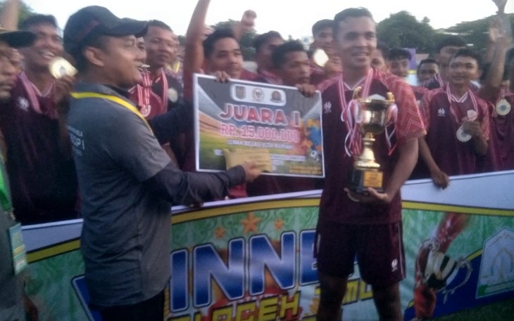 Pemberian trofi dan uang pembinaan secara simbolis