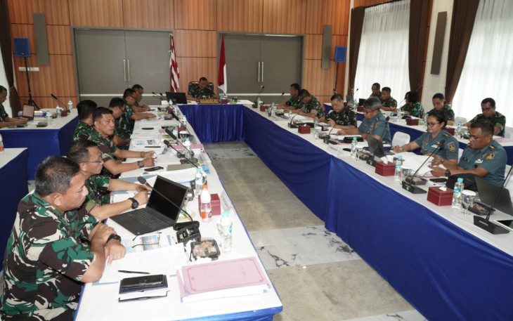Wakil Komandan (Wadan) Kodiklatal, Laksda TNI Eko Wahjono mewakili Komandan Kodiklatal (Dankodiklatal) Letjen TNI Marinir Nur Alamsyah membuka secara resmi pelaksanaan Uji Naskah II Doktrin Komunikasi dan Elektronika (Komlek) TNI Angkatan Laut, bertempat di Mess Wijaya Kusuma Kodiklatal, Bumimoro Surabaya, Kamis (14/12/2023)