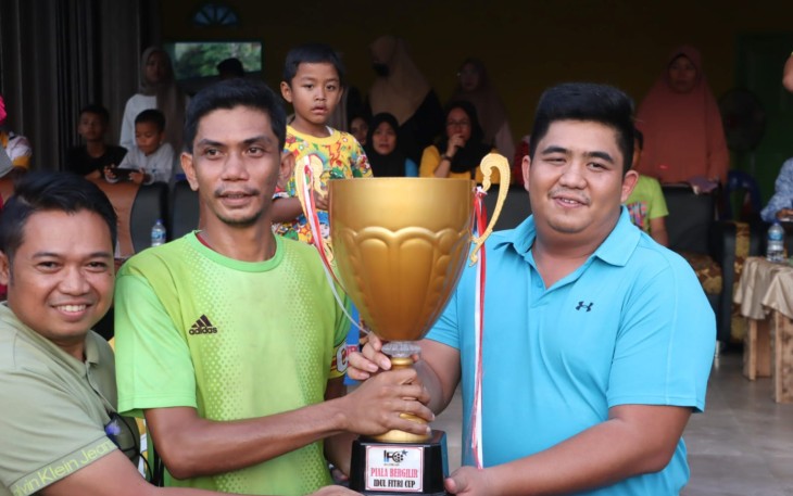 Bupati Roby Serahkan Piala Bergilir IFC Sei Enam