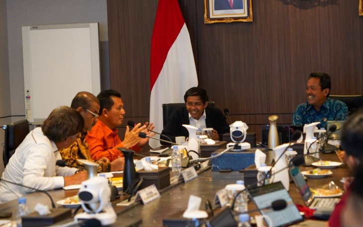 Gubernur Kepulauan Riau H. Ansar Ahmad didampingi oleh Wakil Menteri Agraria dan Tata Ruang/Badan Pertanahan Nasional (ATR/BPN) Raja Juli Antoni saat menemui Menteri Kelautan dan Perikanan RI Sakti Wahyu Trenggono, Selasa (28/2/2023) di Jakarta.