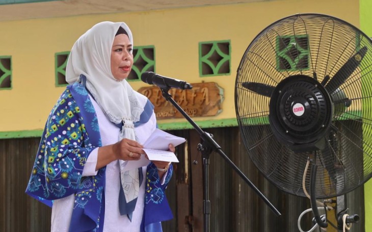 Ketua Badan Kontak Majelis Taklim (BKMT) Provinsi Kepri Hj. Dewi Kumalasari 
