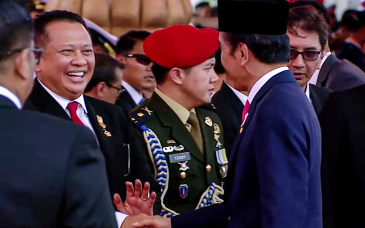 Ketua MPR RI Bamsoet saat berjabat tangan dengan Presiden Jokowi pada upacara Parade dan Defile dalam rangka Peringatan HUT ke-78 TNI, di Lapangan Monas, Jakarta, Kamis (5/10/23).