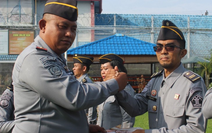 Lapas Kelas IIA Gelar Apel Penyematan Tanda Kenaikan Pangkat dan Pelepasan Pegawai Alih Tugas 