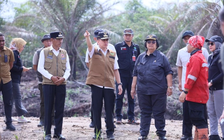 Pj Gubernur Agus Fatoni bersama Menteri LHK saat Tinjau Lokasi Karhutla di Desa Jungkal OKI