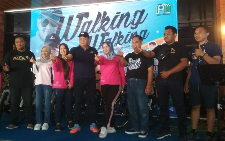 Dirut PUDAM Tirta Lawu, Prihanto, saat berfoto bersama para pemenang hadiah utama Jalan Sehat 40 Tahun PUDAM Tirta Lawu, di teras kantor workshop perusahaan setempat, Minggu (26/2/2023).