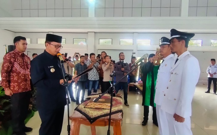Pelantikan sekaligus pengambilan sumpah jabatan dua Kepala Desa Antar Waktu, Kamis (30/03/2023).