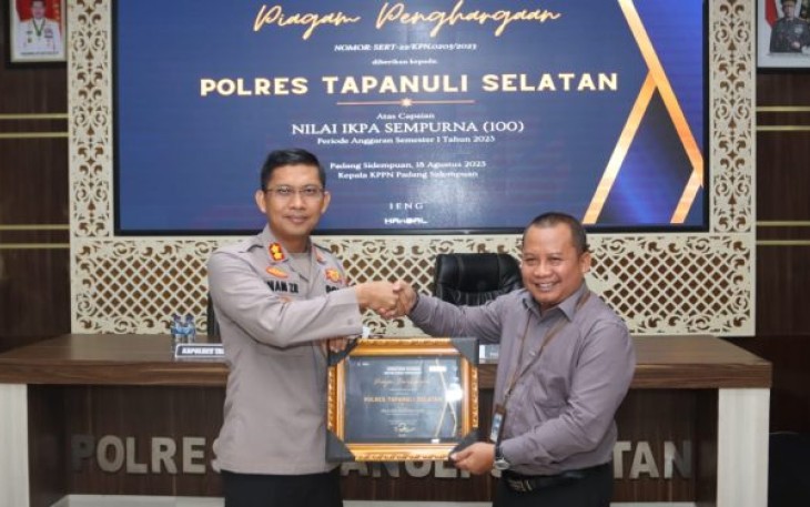 Polres Tapsel terima penghargaan dari KPPN atas capaian nilai Indikator Kinerja Pelaksana Anggaran (IKPA) sempurna atau 100 periode anggaran semester I tahun 2023. Kepala KPPN Padangsidimpuan, Ieng, menyerahkan langsung penghargaan itu ke Kapolres Tapsel, AKBP Imam Zamroni, SIK, MH.