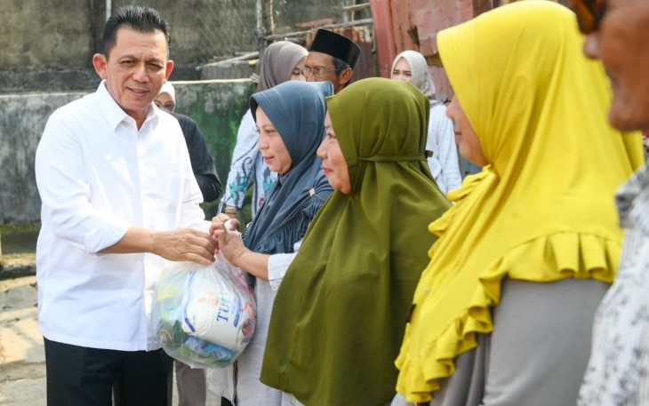 Gubernur Ansar saat Serahkan Bantuan Sosial Untuk Warga Tanjung Unggat