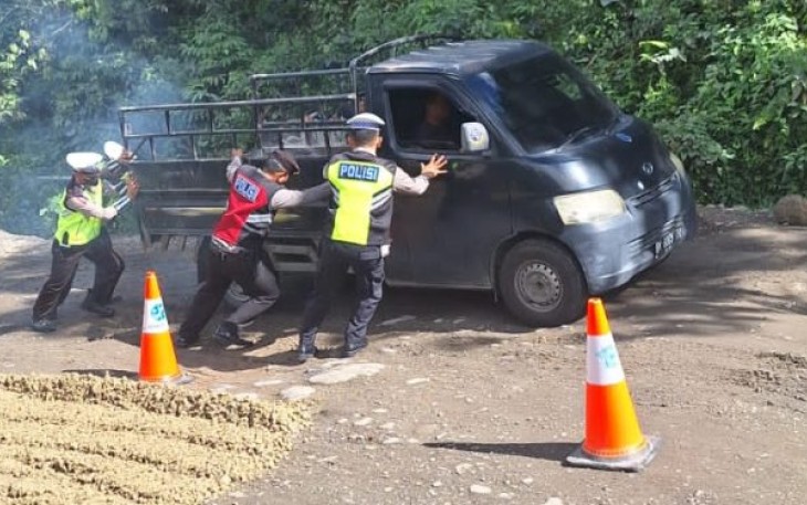 Personel Polres Tapsel Berjibaku Dorong Mobil di Jalan Lintas Batu Jomba