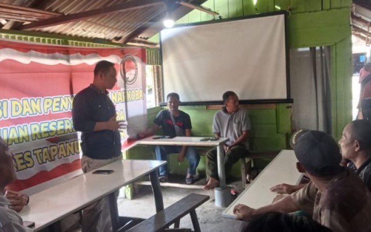 Kasat Resnarkoba Polres Tapanuli Selatan (Tapsel), AKP Salomo Sagala, SH, terjun langsung dari desa ke desa dan warung ke warung, dengan tujuan sosialisasikan bahaya narkotika kepada masyarakat, Senin (4/9/2023) pagi.
