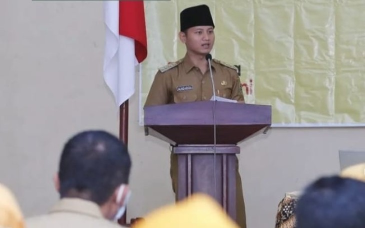 Bupati Trenggalek, Mochamad Nur Arifin, saat membuka bimtek penyusunan penjenjangan kinerja bagi perangkat daerah, di Hotel Hayam Wuruk, Senin (6/3/2023).