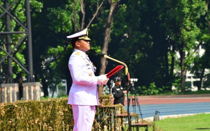 Kepala Staf Angkatan Laut (Kasal) Laksamana TNI Dr. Muhammad Ali mewakili Panglima TNI, Jenderal TNI Agus Subiyanto saat memimpin Upacara Prasetya Perwira dan Pelantikan Perwira PK TNI Khusus Tenaga Kesehatan Tahun 2023 bertempat di Stadion Tridek Mabes TNI, Cilangkap, Jakarta Timur, Kamis (14/12)