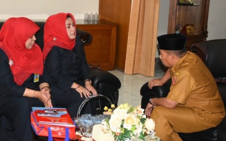 Bupati Agam beraudiensi dengan Pimpinan Stikes Dharma Landbouw Padang di Mess Pemkab Agam, Belakang Balok, Bukittinggi.