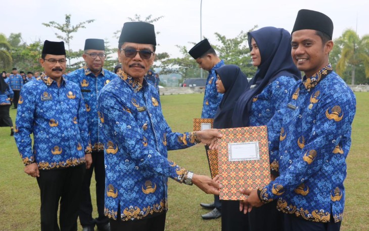 Bupati Limapuluh Kota menyerahkan petikan SK kepada Pegawai Negeri Sipil (PNS) Formasi 2019.