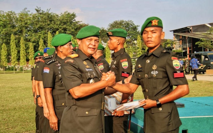 Hari Juang Kartika (HJK) ke 78, Prajurit TNI AD dan Pegawai Negeri Sipil jajaran Korem 032/Wirabraja melaksanakan upacara di Lapangan Wirabraja Sport Center Terandam Korem 032/Wirabraja. Jumat (15/12/2023)