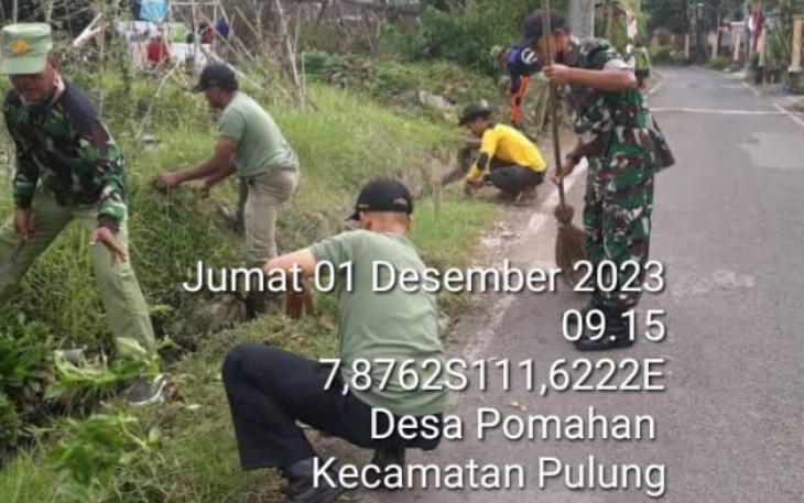 Babinsa Kodim 0802/Ponorogo Ikut Kerja Bakti di Jalan