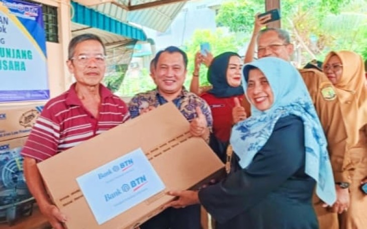 Wali Kota Rahma saat Serahkan Bantuan Peralatan Usaha untuk 46 Pedagang Akau Potong Lembu 