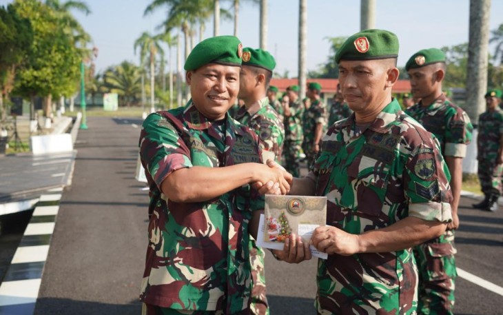 Menjelang hari Natal, Korem 071/Wijayakusuma serahkan bingkisan kepada prajurit dan PNS yang akan merayakan Natal. Penyerahan bingkisan natal itu, diserahkan langsung oleh Kasrem 071/Wijayakusuma Letkol Inf Catur Irawan, S.I.P., M.I.P., mewakili Danrem 071/Wijayakusuma Kolonel Czi Mohammad Andhy Kusuma, S.Sos., M.M., M.Han di Makorem 071/Wijayakusuma, Sokaraja, Banyumas. Sabtu (23/12/2023)