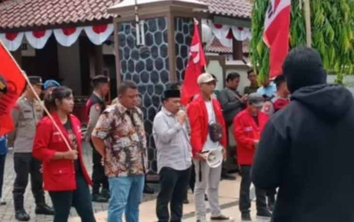 Wakil Ketua DPRD Kabupaten Trenggalek, Doding Rahmadi, saat menemui puluhan anggota GMNI Kabupaten Trenggalek, saat unras di depan Gedung DPRD Kabupaten Trenggalek