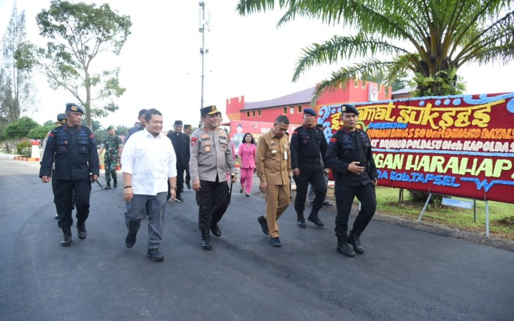 Kapoldasu beserta rombongan tiba di lokasi pada pukul 16.30 dengan menggunakan Helikopter dan disambut oleh Bupati Tapsel, Bupati Paluta, Kapolres Tapsel, Kapolres Padang Sidempuan, Danyon C Pelopor Brimobdasu, Danyon 123/RW dan seluruh pejabat Tapsel dan Paluta