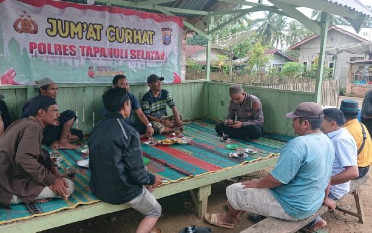 Polres Tapanuli Selatan (Tapsel) kembali Langsungkan Jumat Curhat berlokasi pada lingkungan V Desa Pargarutan Batu Kec. Angkola Timur, Kab. Tapsel, Jumat (12/05/2023)