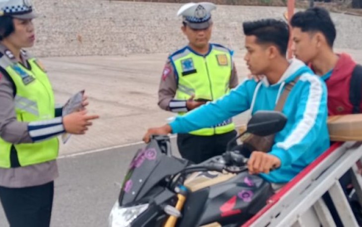 Dalam rangka Operasi Keselamatan Toba 2023, personel Polres Tapanuli Selatan (Tapsel) melakukan berbagai kegiatan dan aksi-aksi simpatik