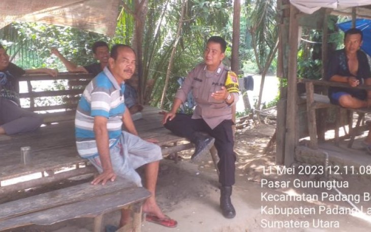 Bhabinkamtibmas Polsek Padang Bolak, Bripka Amirul S Hasibuan, ajak warga agar tetap waspada terhadap bencana alam, Kamis (11/5/2023)