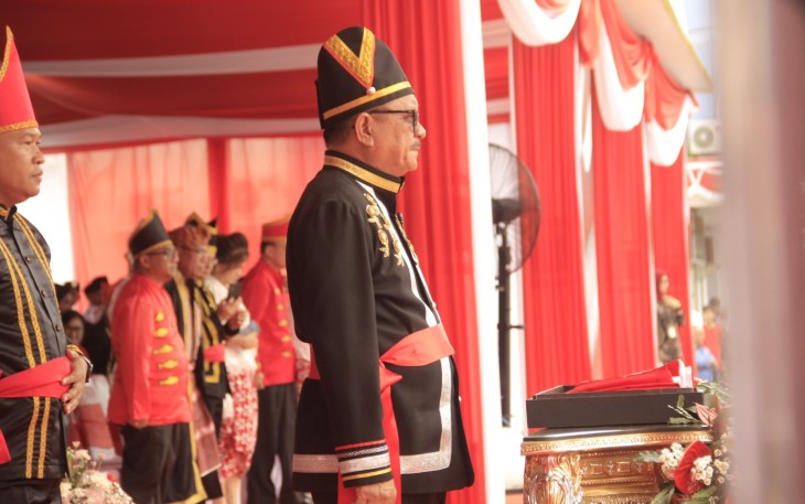 Wali Kota Bitung Maurits Mantiri saat menjadi instruktur upacara pengibaran bendera merah putih peringatan HUT RI Ke-78