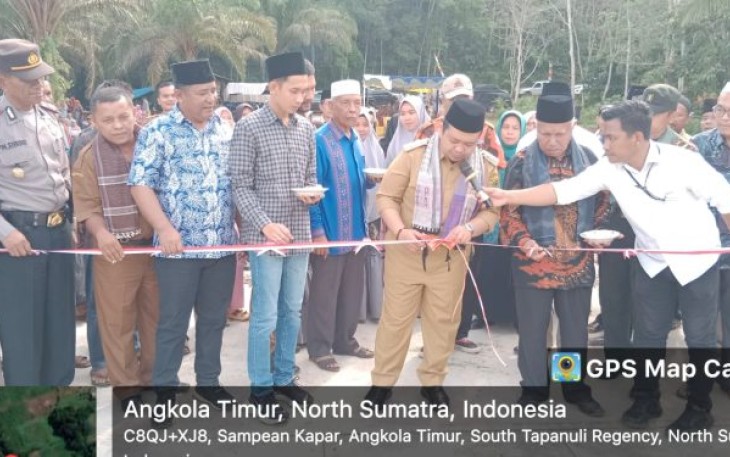 Kapolsek Sipirok, Iptu PM Siboro, menghadiri undangan peresmian Jembatan Mangaraja Ompung Jurung dan Jalan Sutan Saidi Harahap, Selasa (8/8/2023) siang. Peresmian berlangsung di Desa Pargarutan Jae, Kecamatan Angkola Timur, Kabupaten Tapanuli Selatan (Tapsel).