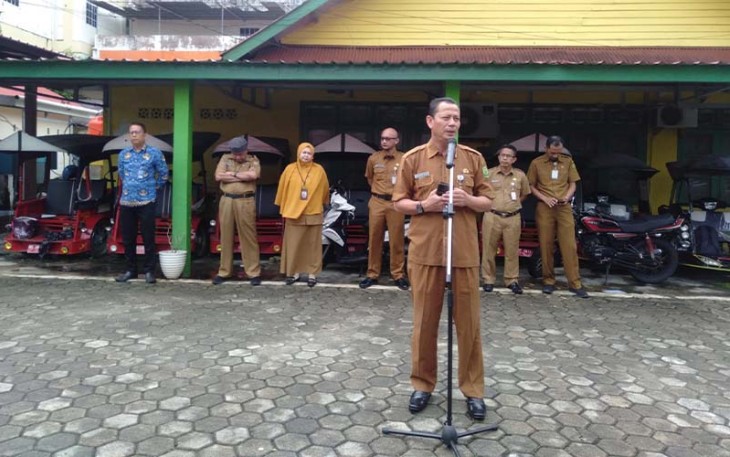 Kepala Disbudpar Kota Tanjungpinang, Muhammad Nazri, saat memberikan arahan kepada jajarannya pada apel pagi, di halaman kantor Disbudpar Kota Tanjungpinang, Kepri, Senin (6/3/2023).