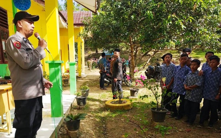 Anggota Polsek Ranto Peureulak Sosialisasikan UU ITE Kepada Pelajar