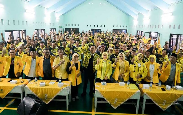 Bamsoet saat melakukan pengukuhan Saksi dan Kader Tempat Pemungutan Suara (TPS) Tim Bambang Soesatyo di Empat Kecamatan Kabupaten Purbalingga, Jawa Tengah, Jumat (8/12/23)