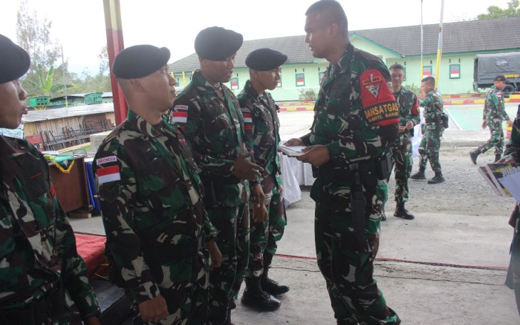 Dansatgas Yonkav 6/Naga Karimata Mayor Kav Ronald Tampubolon, S.H. laksanakan Jam Komandan di Mako Satgas Yonkav 6/Naga Karimata kepada Perwakilan Pos yang hadir di Mako Satgas RI RDTL Sektor Barat dalam berikan Moril tambahan Kepada para pemenang lomba Sasando Run di Desa Eban, Kec. Miomaffo Barat, Kec. NTT, Kab TTU, (9/12/2023)