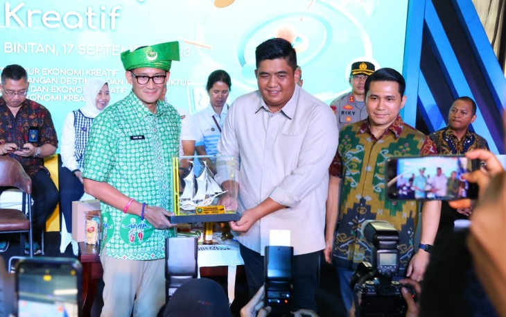 Menparekraf RI Sandiaga Salahuddin Uno saat bersama Bupati dan Wabup Bintan, Minggu (17/09) di Plaza Lagoi Bay Bintan.