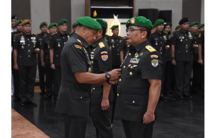 Kodam Jaya menggelar Acara Serah Terima Jabatan (Sertijab) Kepala Staf Kodam Jaya, yang dipimpin langsung Pangdam Jaya/Jayakarta Mayjen TNI Mohamad Hasan, bertempat di Aula Soedirman Makodam Jaya, Jl. Mayjen Sutoyo No. 5 Cililitan, Jakarta Timur, Jumat (15/12/2023)