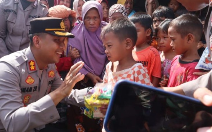 Kapolres Tapanuli Selatan (Tapsel), AKBP Imam Zamroni, SIK, MH, memberi trauma healing ke para korban banjir dengan langsung bercengkrama dan melepas canda tawa, Rabu (10/5/2023) pagi