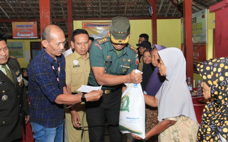 Dandim 0806/Trenggalek dan Wakil Bupati Salurkan Bantuan Beras
