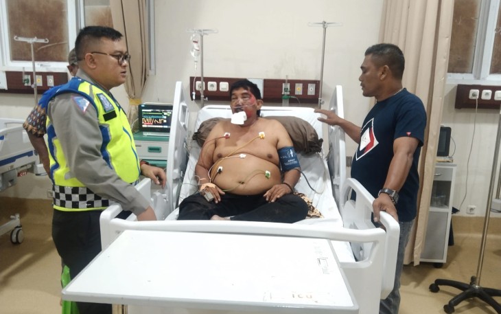 Kanit Intelkam Polsek Darul Aman Jenguk Panglima Kombatan GAM Sagoe Meh Ijoe yang di Rawat di RSUD Zubir Mahmud Paska Laka Lantas 