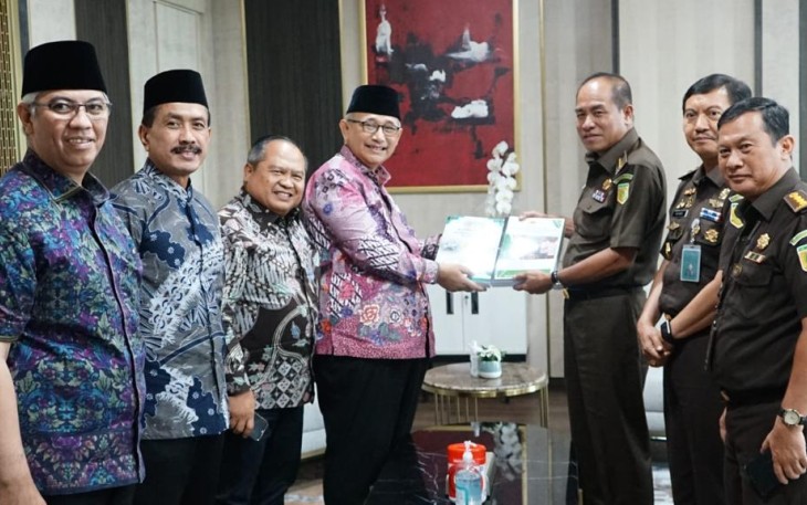 JAM-Intelijen Amir Yanto saat menerima kunjungan silaturahmi dengan Ketua Umum DPP LDII KH Chriswanto Santoso, Senin 10 April 2023 bertempat di Gedung Utama Kejaksaan Agung.