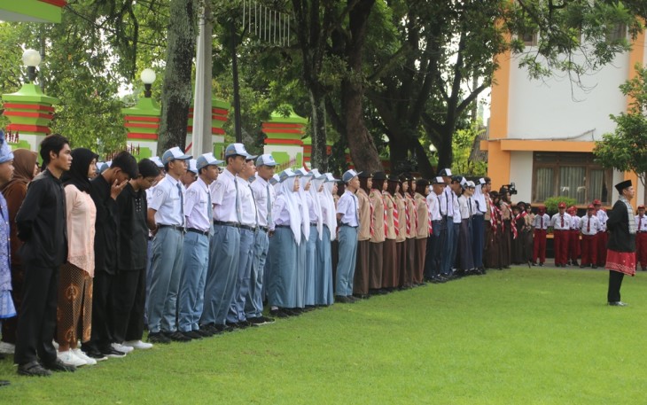 Bupati Blora Tri Yuli Setyowati memberikan santunan dan beasiswa BPJS pada upacara Hardiknas 2023.