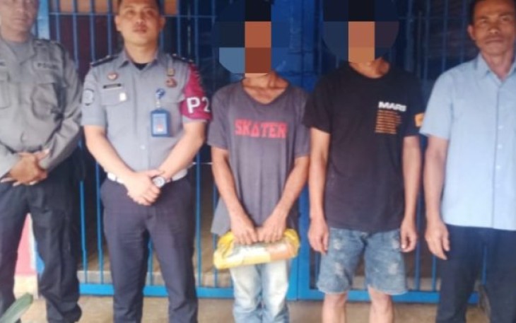 Petugas Rutan Kelas IIB Sipirok saat menerima dua pencuri kabel dari RTP Polsek Sipirok.