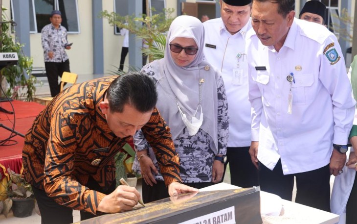 Gubernur Kepulauan Riau H. Ansar Ahmad saat melakukan kunjungan kerja sekaligus menyerahkan bantuan ke SMAN 24 Tanjung Riau Kecamatan Sekupang, Kota Batam, Rabu (18/1). 