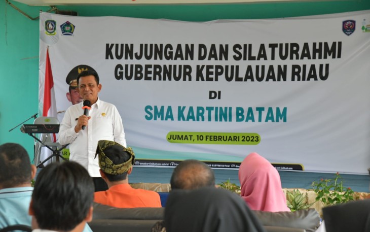 Gubernur Kepulauan Riau H. Ansar Ahmad saat Kunjungi SMA Kartini Batam
