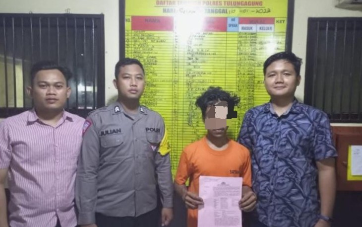 Tersangka (kenakan baju tahanan) saat diamankan petugas