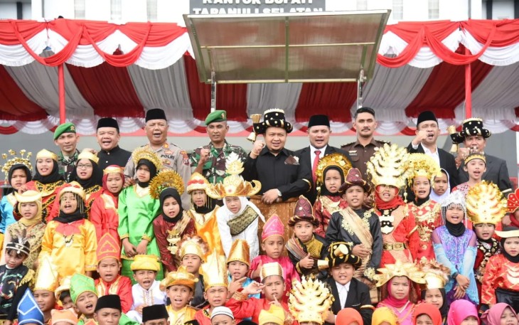 Pakaian Adat Mewarnai Peringatan Hardiknas 2023 di Tapsel 