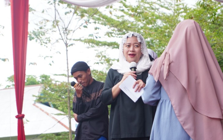  Ketua DPR RI Puan Maharani Membagikan Handphone Kepada Santri 