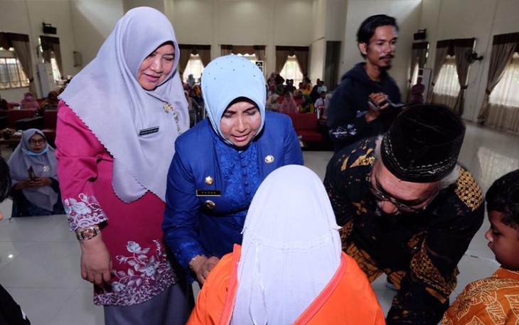 Wako Rahma saat Kembali Bagikan Seragam Gratis untuk 7.514 Siswa SD dan SMP 
