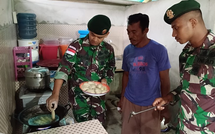 Satgas Yonarmed 1 Kostrad Ajarkan Buat Makanan Olahan