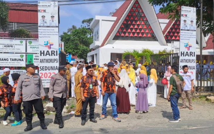 Kapolsek Batang Toru Turun Langsung Kawal Pengamanan Pawai Ta'aruf